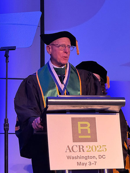 Alan Kaye, MD, FACR, accepts the Gold Medal Award from the American College of Radiology.